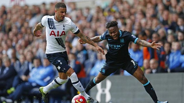 Kyle Walker z Tottenhamu (vlevo) bojuje o míč s Raheemem Sterlingem z Manchesteru City. Kyle Walker z Tottenhamu (vlevo) bojuje o míč s Raheemem Sterlingem z Manchesteru City.