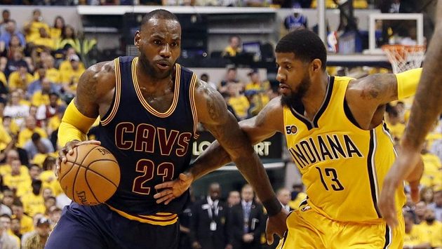 Hvězda Clevelandu LeBron James (vlevo) obchází kolem bránícího Paula George z Indiany. Hvězda Clevelandu LeBron James (vlevo) obchází kolem bránícího Paula George z Indiany.