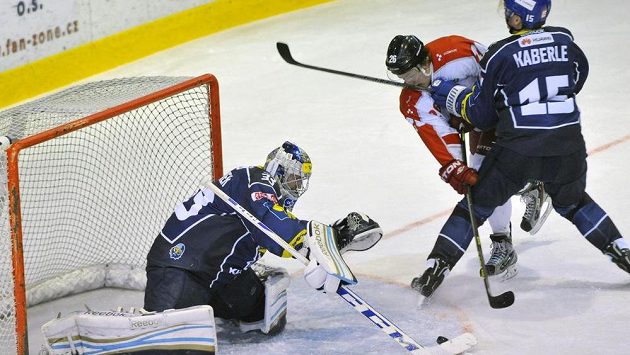Kladenský brankář Lukáš Cikánek s pomocí Tomáše Kaberleho likvidují akci Aleše Jergla z Olomouce. Kladenský brankář Lukáš Cikánek s pomocí Tomáše Kaberleho likvidují akci Aleše Jergla z Olomouce.