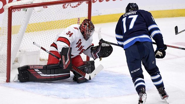 Brankář Caroliny Hurricanes Petr Mrázek (34) v akci během utkání s Winnipegem. Brankář Caroliny Hurricanes Petr Mrázek (34) v akci během utkání s Winnipegem.