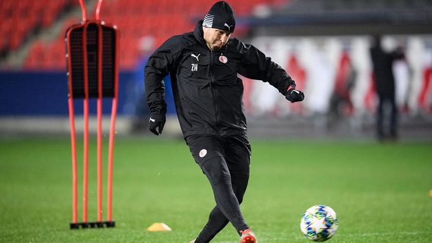 Asistent trenéra Slavie Praha Zdeněk Houštecký během tréninku před utkáním Ligy mistrů s Interem Milán. Asistent trenéra Slavie Praha Zdeněk Houštecký během tréninku před utkáním Ligy mistrů s Interem Milán.