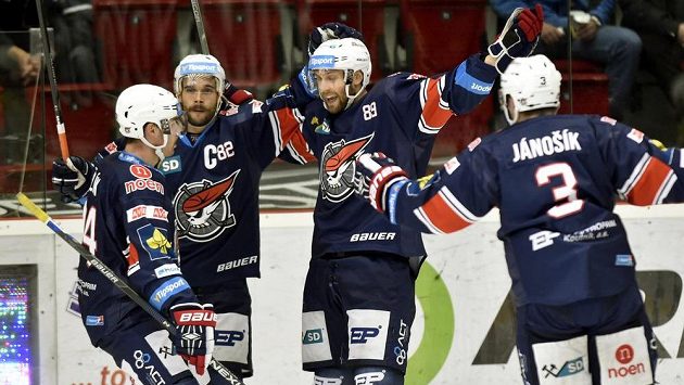 Hokejisté Chomutova (zleva) obránce Petr Šidlík, útočníci Michal Vondrka a Vladimír Růžička a zadák Adam Jánošík se radují z gólu. Hokejisté Chomutova (zleva) obránce Petr Šidlík, útočníci Michal Vondrka a Vladimír Růžička a zadák Adam Jánošík se radují z gólu.