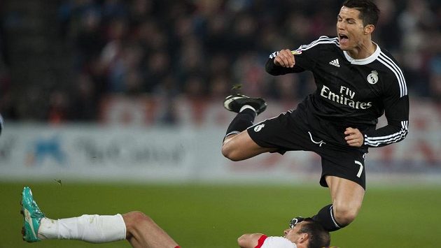 Cristiano Ronaldo padá po střetu s Franciskem Velézem z Almeríe. Cristiano Ronaldo padá po střetu s Franciskem Velézem z Almeríe.