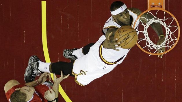 Basketbalista Clevelandu LeBron James vpravo dává koš v utkání proti Los Angeles Clippers. Basketbalista Clevelandu LeBron James vpravo dává koš v utkání proti Los Angeles Clippers.