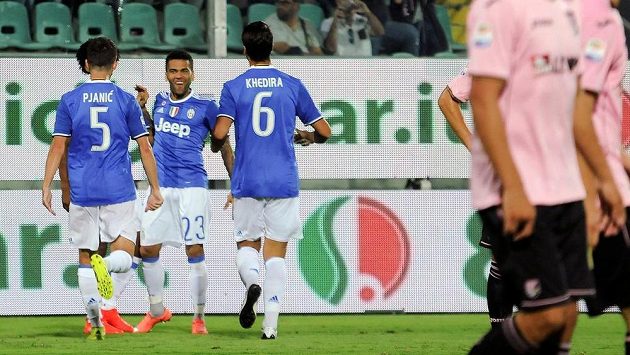 Fotbalisté Juventusu se radují z branky na půdě Palerma. Fotbalisté Juventusu se radují z branky na půdě Palerma.