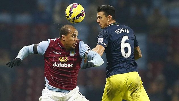 Gabriel Agbonlahor (vlevo) z Aston Villy v hlavičkovém souboji s Josem Fontem ze Southamptonu. Gabriel Agbonlahor (vlevo) z Aston Villy v hlavičkovém souboji s Josem Fontem ze Southamptonu.