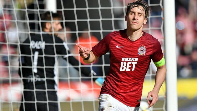 Sparťanský útočník Josef Šural oslavuje třetí gól v síti Dukly. Sparťanský útočník Josef Šural oslavuje třetí gól v síti Dukly.