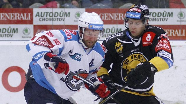 Chomutovský útočník Ivan Huml (vlevo) a Jiří Gula z Litvínova. Chomutovský útočník Ivan Huml (vlevo) a Jiří Gula z Litvínova.