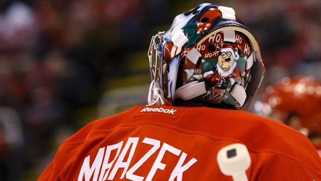 Petr Mrázek se v nové masce představil proti New Yorku Islanders. Petr Mrázek se v nové masce představil proti New Yorku Islanders.