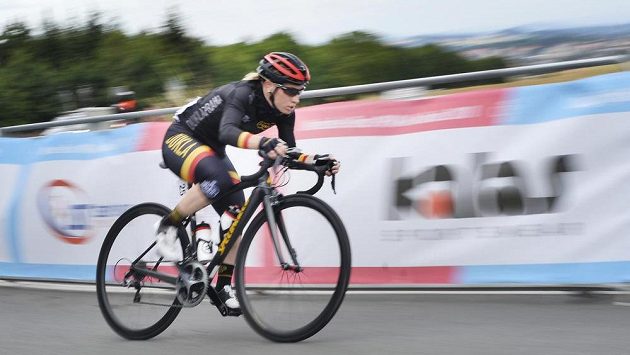 Jarmila Machačová na česko-slovenském šampionátu v čele závodu s hromadným startem před posledním kolem. Jarmila Machačová na česko-slovenském šampionátu v čele závodu s hromadným startem před posledním kolem.