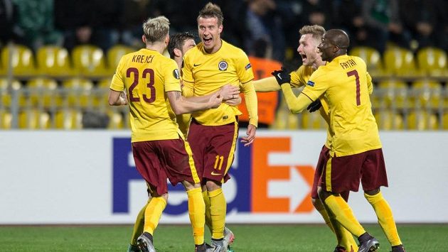Lukáš Mareček (druhý zleva) vstřelil úvodní gól Sparty v odvetě EL na hřišti Krasnodaru. Lukáš Mareček (druhý zleva) vstřelil úvodní gól Sparty v odvetě EL na hřišti Krasnodaru.