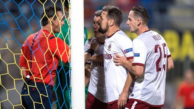 Fotbalisté Sparty Praha (zleva) David Lafata, Marek Matějovský, Mario Holek diskutují s rozhodčím Marijem Strahonjou. Fotbalisté Sparty Praha (zleva) David Lafata, Marek Matějovský, Mario Holek diskutují s rozhodčím Marijem Strahonjou.