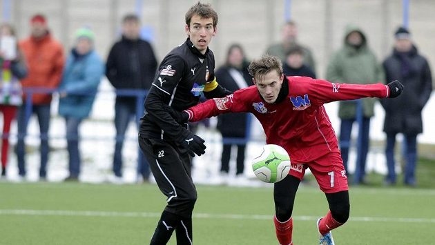 Přípravné fotbalové utkání - plzeňský záložník Tomáš Hořava (vlevo) v souboji se záložníkem Ústí nad Labem Ladislavem Benčíkem. Přípravné fotbalové utkání - plzeňský záložník Tomáš Hořava (vlevo) v souboji se záložníkem Ústí nad Labem Ladislavem Benčíkem.