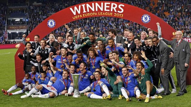 Fotbalisté Chelsea i s brankářem Petrem Čechem (v dolní řadě třetí zprava) oslavují triumf v Evropské lize. Fotbalisté Chelsea i s brankářem Petrem Čechem (v dolní řadě třetí zprava) oslavují triumf v Evropské lize.