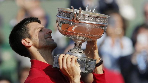 Srbský tenista Novak Djokovič s trofejí pro vítěze French Open. Srbský tenista Novak Djokovič s trofejí pro vítěze French Open.