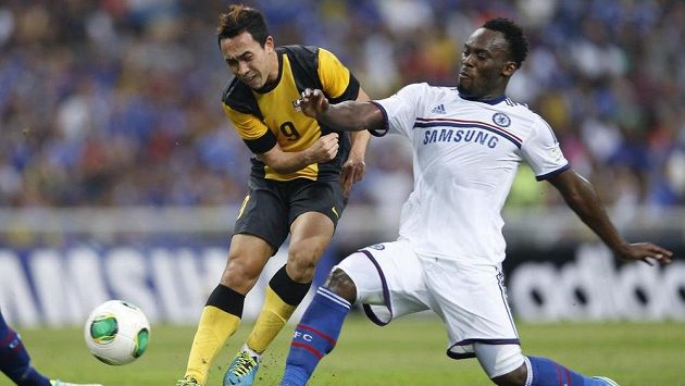 Záložník Michael Essien (vpravo) v duelu proti výběru Malajsie. Záložník Michael Essien (vpravo) v duelu proti výběru Malajsie.