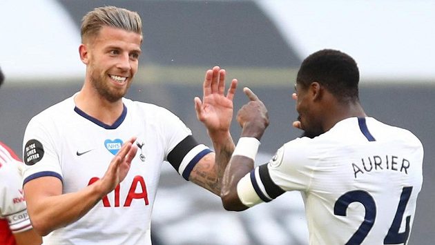 Toby Alderweireld z Tottenhamu se raduje se Sergem Aurierem po zápase s Arsenalem. Toby Alderweireld z Tottenhamu se raduje se Sergem Aurierem po zápase s Arsenalem.