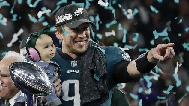 Nick Foles si po triumfu s Philadelphií vzal do náruče dceru Lily. Nick Foles si po triumfu s Philadelphií vzal do náruče dceru Lily.