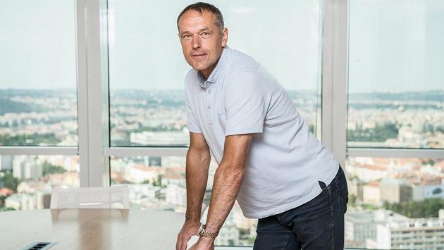 Bývalý internacionál, dnes skaut brankářů Sport Investu Luděk Mikloško. Bývalý internacionál, dnes skaut brankářů Sport Investu Luděk Mikloško.