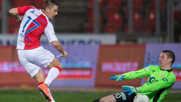 Jaroslav Mihalík (vlevo) ze Slavie Praha a pozorný brankář Teplic Tomáš Grigar. Jaroslav Mihalík (vlevo) ze Slavie Praha a pozorný brankář Teplic Tomáš Grigar.