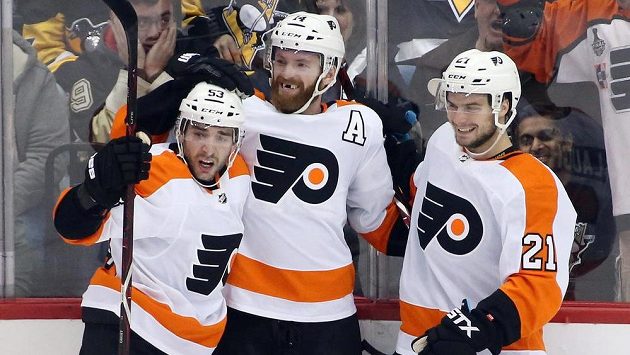 Střelec vítězného gólu Sean Couturier (uprostřed) slaví se spoluhráči z Philadelphie Shaynem Gostisbeherem (vlevo) a Scottem Laughtonem. Střelec vítězného gólu Sean Couturier (uprostřed) slaví se spoluhráči z Philadelphie Shaynem Gostisbeherem (vlevo) a Scottem Laughtonem.