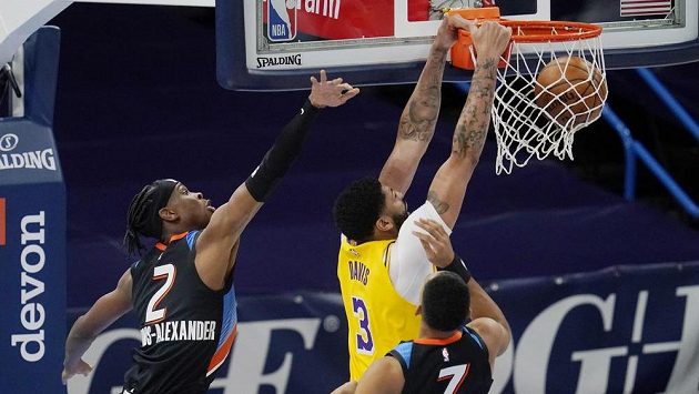 Basketbalista Los Angeles Lakers Anthony Davis (3) smečuje v utkání NBA proti Oklahomě City Thunder. Basketbalista Los Angeles Lakers Anthony Davis (3) smečuje v utkání NBA proti Oklahomě City Thunder.