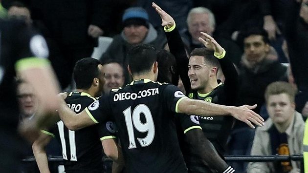 Hráči Chelsea zleva Pedro, Diego Costa, Kanté gratulují Edenu Hazardovi ke gólu do sítě Kladivářů. Hráči Chelsea zleva Pedro, Diego Costa, Kanté gratulují Edenu Hazardovi ke gólu do sítě Kladivářů.