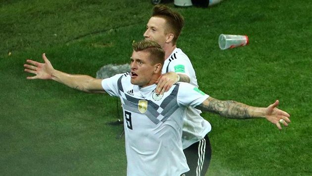 Toni Kroos slaví s Marco Reusem vítězný gól Německa proti Švédům. Toni Kroos slaví s Marco Reusem vítězný gól Německa proti Švédům.