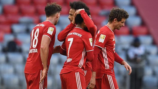 Serge Gnabry z Bayernu Mnichov se se spoluhráči raduje z gólu proti Kolínu. Serge Gnabry z Bayernu Mnichov se se spoluhráči raduje z gólu proti Kolínu.