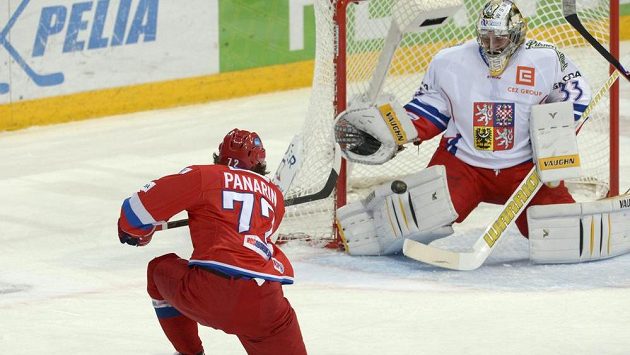 Artemi Panarin prostřeluje českého brankáře Pavla Francouze, sborná tou dobou vedla už 3:0. Artemi Panarin prostřeluje českého brankáře Pavla Francouze, sborná tou dobou vedla už 3:0.