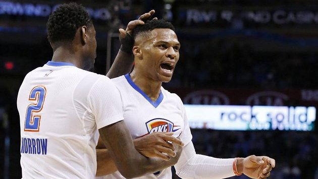 Basketbalisté Oklahomy Russell Westbrook (vpravo) a Anthony Morrow se radují během zápasu NBA s New Orleans. Basketbalisté Oklahomy Russell Westbrook (vpravo) a Anthony Morrow se radují během zápasu NBA s New Orleans.