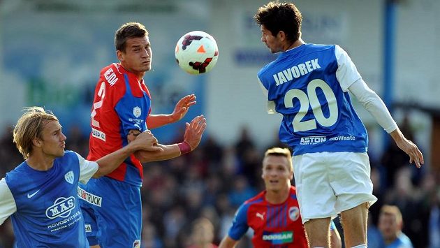 Lukáš Hejda z Plzně (uprostřed) a Josef Divíšek (vlevo) a Petr Javorek z Táborska v utkání 3. kola fotbalového Poháru FAČR. Lukáš Hejda z Plzně (uprostřed) a Josef Divíšek (vlevo) a Petr Javorek z Táborska v utkání 3. kola fotbalového Poháru FAČR.