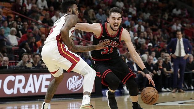 Rozehrávač Chicaga Tomáš Satoranský dribluje, zastavit se ho snaží Derrick Jones Jr. z Miami. Rozehrávač Chicaga Tomáš Satoranský dribluje, zastavit se ho snaží Derrick Jones Jr. z Miami.