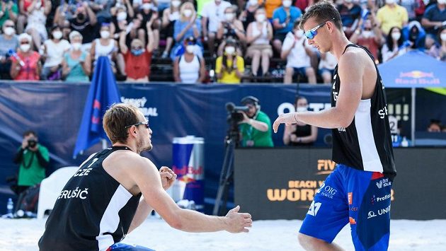 Beachvolejbalisté Ondřej Perušič (vlevo) a David Schweiner na archivním snímku během finále turnaje v Ostravě. Beachvolejbalisté Ondřej Perušič (vlevo) a David Schweiner na archivním snímku během finále turnaje v Ostravě.