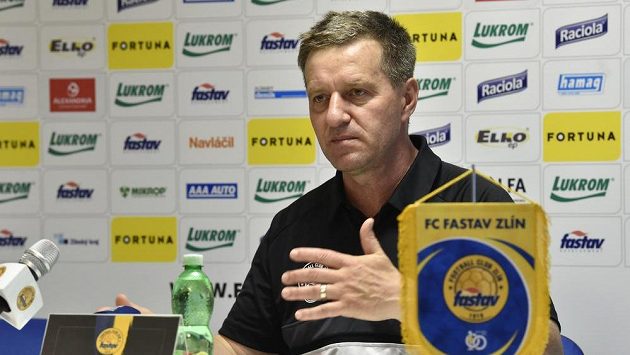 Trenér Josef Csaplár na tiskové konferenci fotbalového klubu FC Fastav Zlín. Trenér Josef Csaplár na tiskové konferenci fotbalového klubu FC Fastav Zlín.