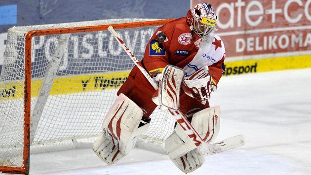 Slávistický brankář Adam Svoboda v prvním zápase předkola play off na ledě Pardubic. Slávistický brankář Adam Svoboda v prvním zápase předkola play off na ledě Pardubic.