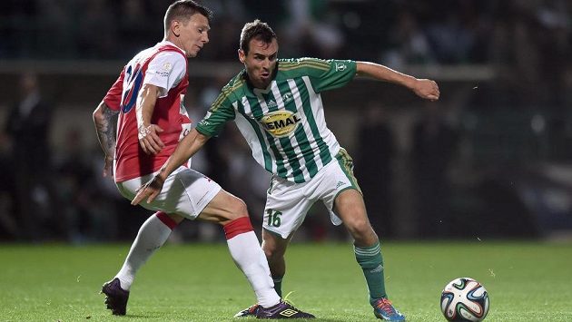 Jan Moravec z Bohemians (vpravo) a Jiří Bílek ze Slavie během utkání 8. kola Synot ligy. Jan Moravec z Bohemians (vpravo) a Jiří Bílek ze Slavie během utkání 8. kola Synot ligy.