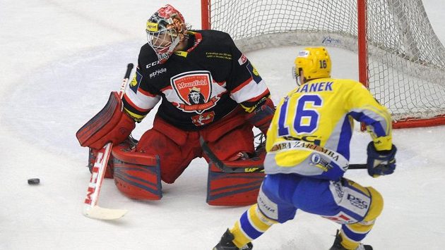Zlínský útočník Petr Čajánek a brankář Hradce Pavel Kantor v úvodním čtvrtfinálovém duelu play off. Zlínský útočník Petr Čajánek a brankář Hradce Pavel Kantor v úvodním čtvrtfinálovém duelu play off.