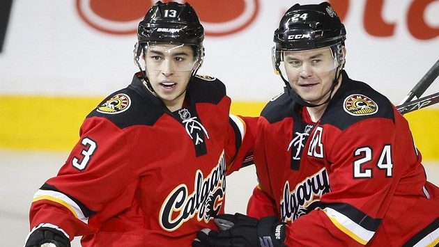 Jiří Hudler (vpravo) jásá, v NHL se opět vešel mezi nejlepší trojici hráčů měsíce. Jiří Hudler (vpravo) jásá, v NHL se opět vešel mezi nejlepší trojici hráčů měsíce.