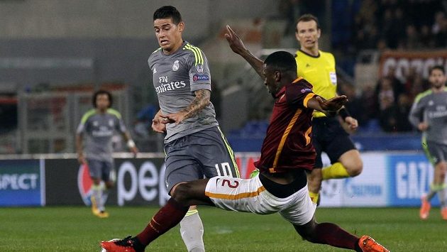 Sudí Pavel Královec v pozadí souboje mezi Antoniem Rüdigerem (2) a Jamesem Rodriguezem z Realu Madrid v prvním osmifinále Ligy mistrů. Sudí Pavel Královec v pozadí souboje mezi Antoniem Rüdigerem (2) a Jamesem Rodriguezem z Realu Madrid v prvním osmifinále Ligy mistrů.