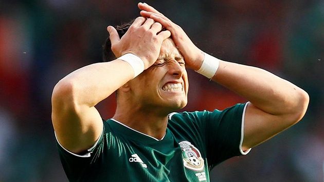 Mexický fotbalista Javier Hernandez a jeho zklamání během utkání se Švédskem na mistrovství světa. Mexický fotbalista Javier Hernandez a jeho zklamání během utkání se Švédskem na mistrovství světa.