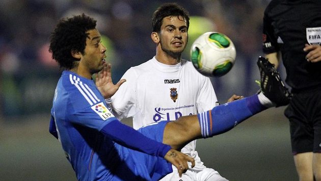 Obránce Realu Madrid Marcelo (vlevo) v souboji o míč s Jordim Marenou z Olimpiku Xátiva. Obránce Realu Madrid Marcelo (vlevo) v souboji o míč s Jordim Marenou z Olimpiku Xátiva.