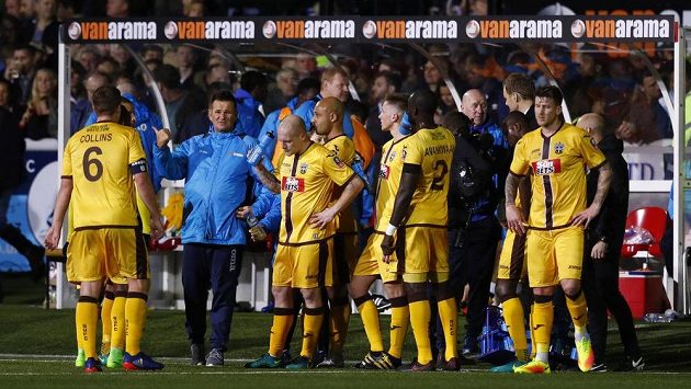 Kouč Suttonu Paul Doswell se svými svěřenci během zápasu s Arsenalem. Kouč Suttonu Paul Doswell se svými svěřenci během zápasu s Arsenalem.