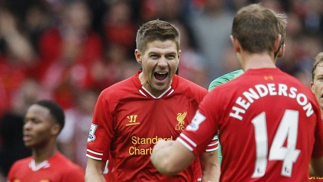 Kapitán Liverpoolu Steven Gerrard oslavuje se spoluhráčem Jordanem Hendersonem výhru nad Manchesterem United. Kapitán Liverpoolu Steven Gerrard oslavuje se spoluhráčem Jordanem Hendersonem výhru nad Manchesterem United.