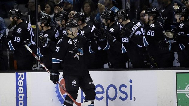 Tomáš Hertl se raduje se spoluhráči ze šťastného gólu proti Arizoně. Tomáš Hertl se raduje se spoluhráči ze šťastného gólu proti Arizoně.