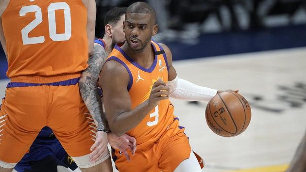 Hráč Phoenixu Chris Paul (vpravo) vítězí v souboji v zápase proti Denveru. Hráč Phoenixu Chris Paul (vpravo) vítězí v souboji v zápase proti Denveru.