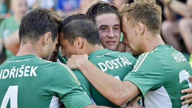Antonín Vaníček z Bohemians (druhý zprava) se raduje se spoluhráči z gólu v utkání s Mladou Boleslaví, radost to však byla předčasná. Antonín Vaníček z Bohemians (druhý zprava) se raduje se spoluhráči z gólu v utkání s Mladou Boleslaví, radost to však byla předčasná.