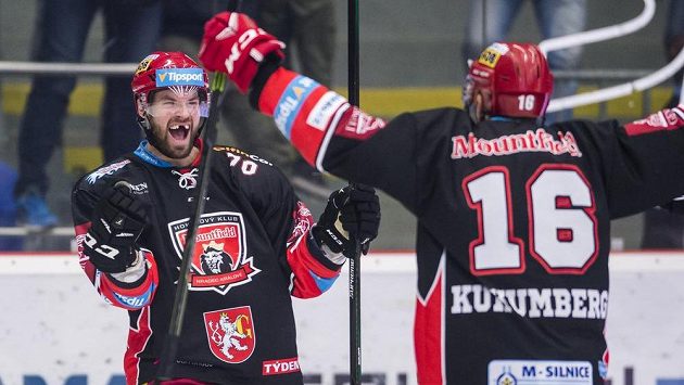 Hradečtí Radek Smoleňák (vlevo) a Roman Kukumberg oslavují gól proti Liberci v sedmém čtvrtfinále. Hradečtí Radek Smoleňák (vlevo) a Roman Kukumberg oslavují gól proti Liberci v sedmém čtvrtfinále.