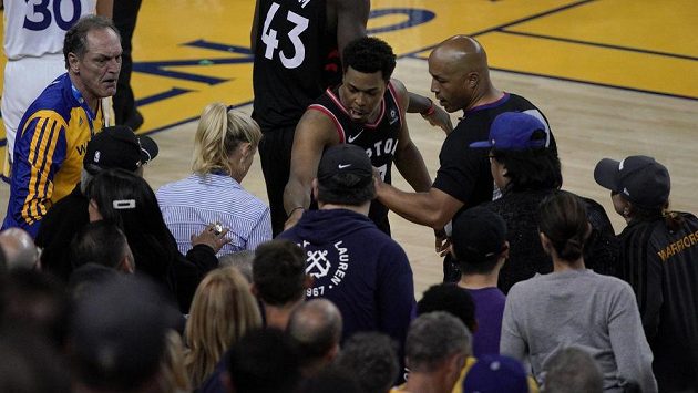 Kyle Lowry (uprostřed) gestikuluje k rozhodčímu Marcu Davisovi. Fanoušek sedící u postranní čáry byl vyveden poté, co do Lowryho strčil, když hráč spadl mezi diváky. Kyle Lowry (uprostřed) gestikuluje k rozhodčímu Marcu Davisovi. Fanoušek sedící u postranní čáry byl vyveden poté, co do Lowryho strčil, když hráč spadl mezi diváky.