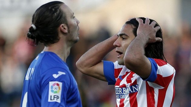 Radamel Falcao (vpravo) z Atlétika se vzteká v utkání s Getafe. Radamel Falcao (vpravo) z Atlétika se vzteká v utkání s Getafe.